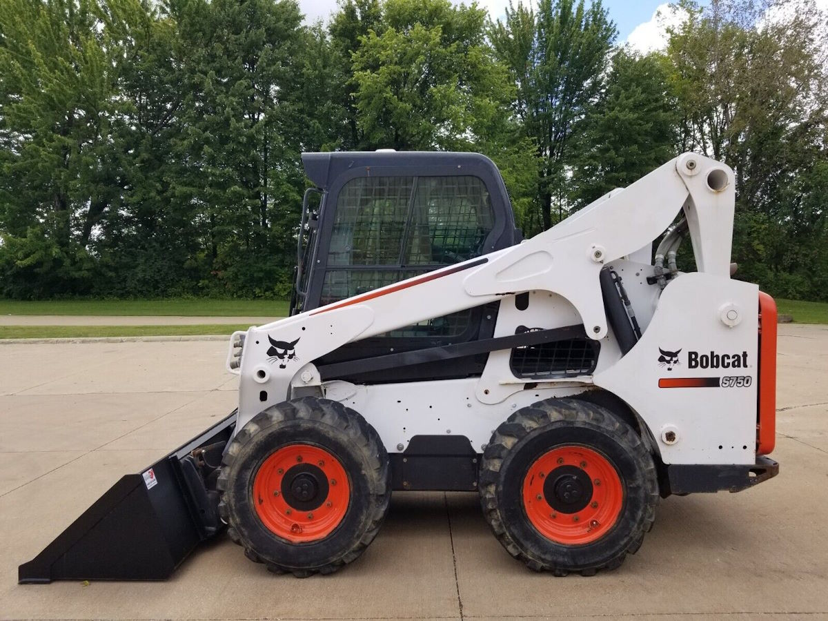 Мини-погрузчик Bobcat S750 вид сбоку