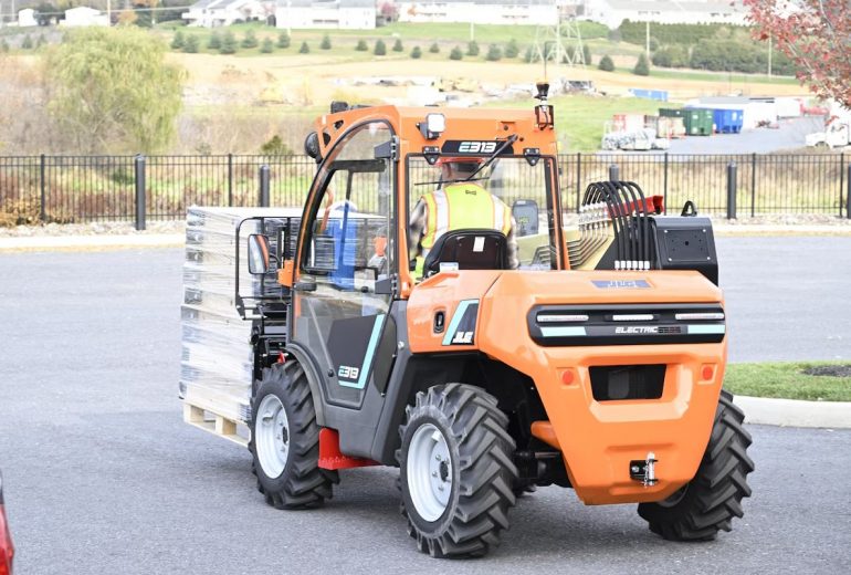 Первый электрический телескопический погрузчик JLG E313 для работы на пересеченной местности