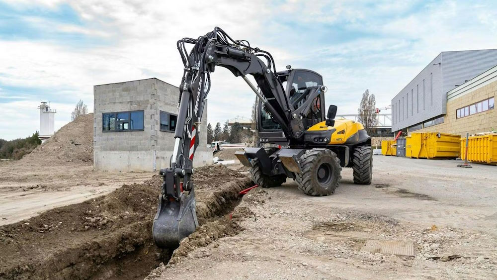 Mecalac 12MTX копает траншею