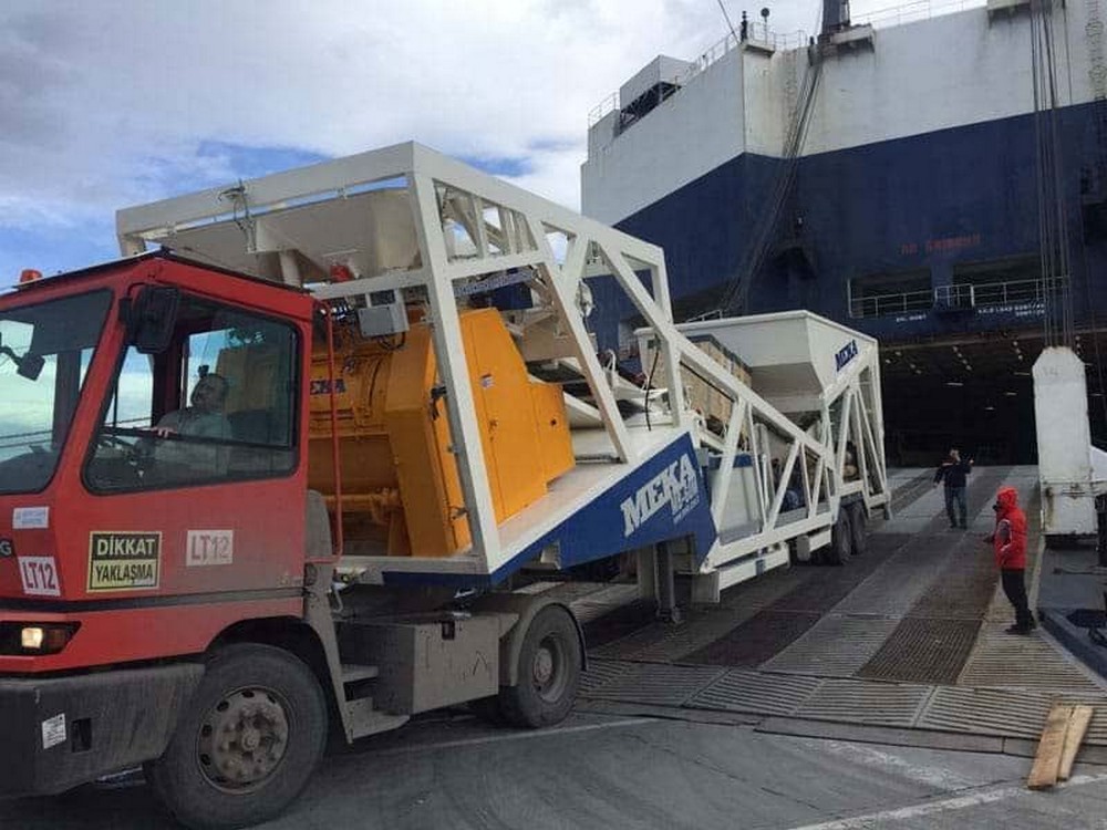 Транспортировка мобильного бетонного завода на шасси грузовика с прицепом